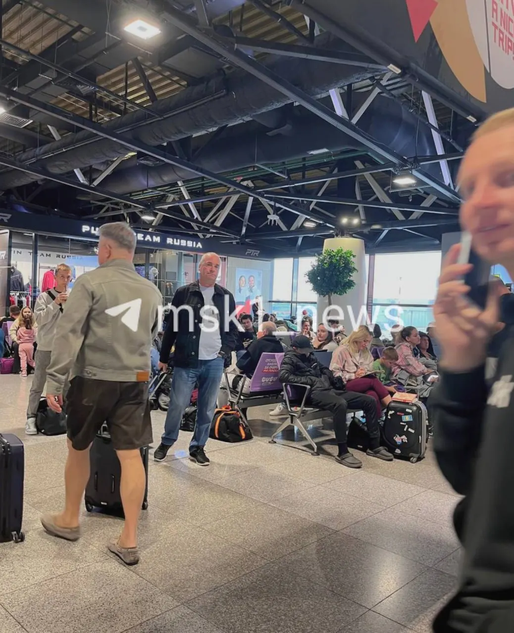 В московских аэропортах сохраняются массовые задержки и отмены рейсов; наибольшая напряженность в Внуково, Домодедово и Шереметьево. Пассажиры жалуются на длительное ожидание и перенесенные вылеты.