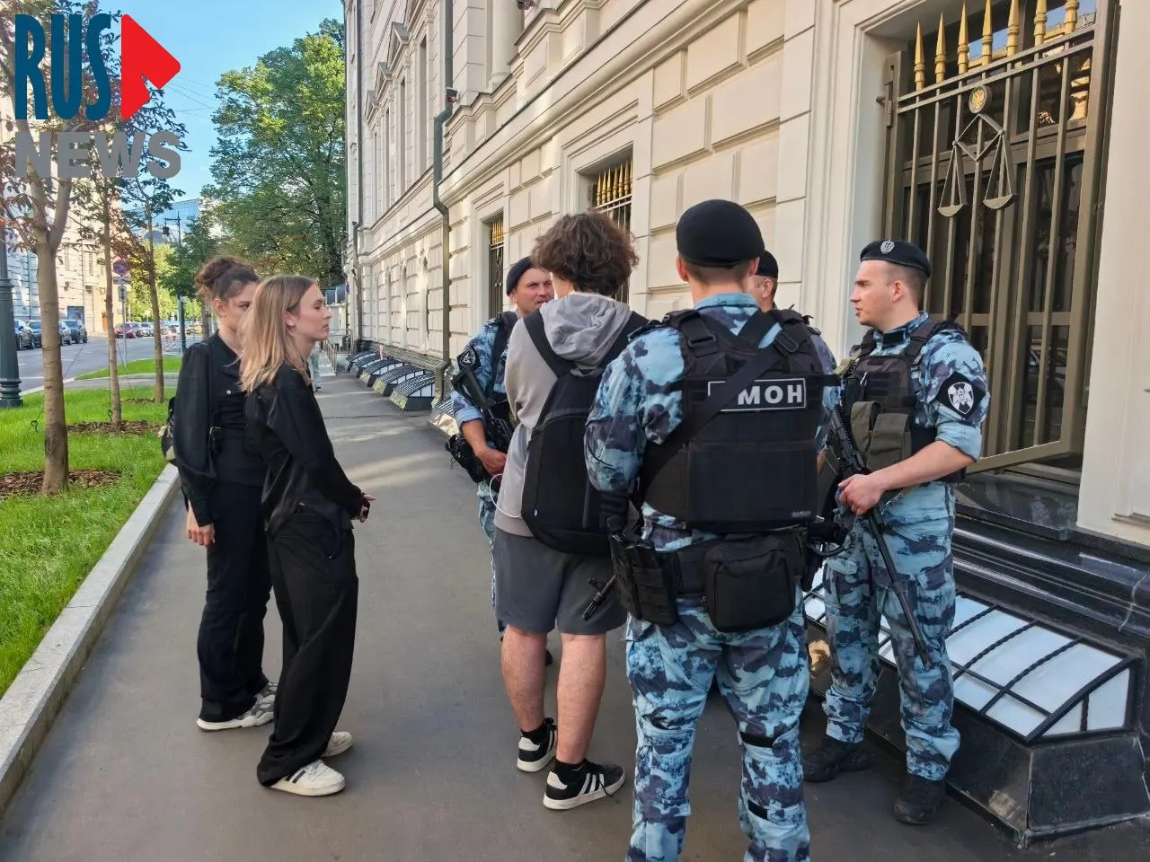 Люди раздавали листовки перед судом в Москве; силовики увезли активистов на «беседу», задержания последовали за съемку омоновцев.