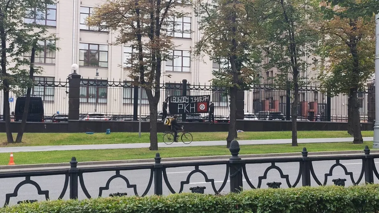 Активисты разместили баннер у резиденции, выразив поддержку задержанных участников акции; ничего не задержали.