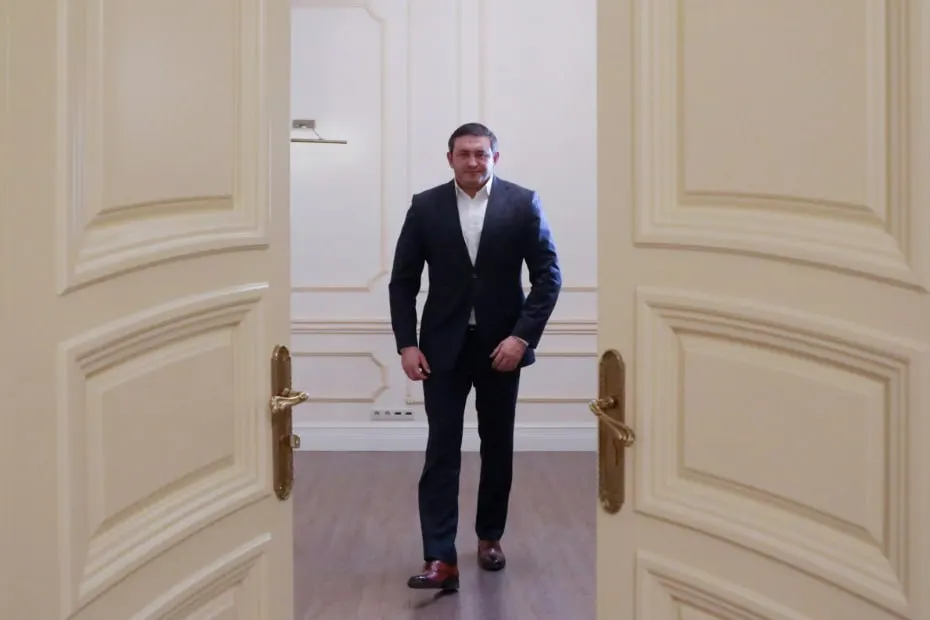 Активист потребовал проверить источники доходов Владимира Познера и сделку с elite-недвижимостью в Москве.