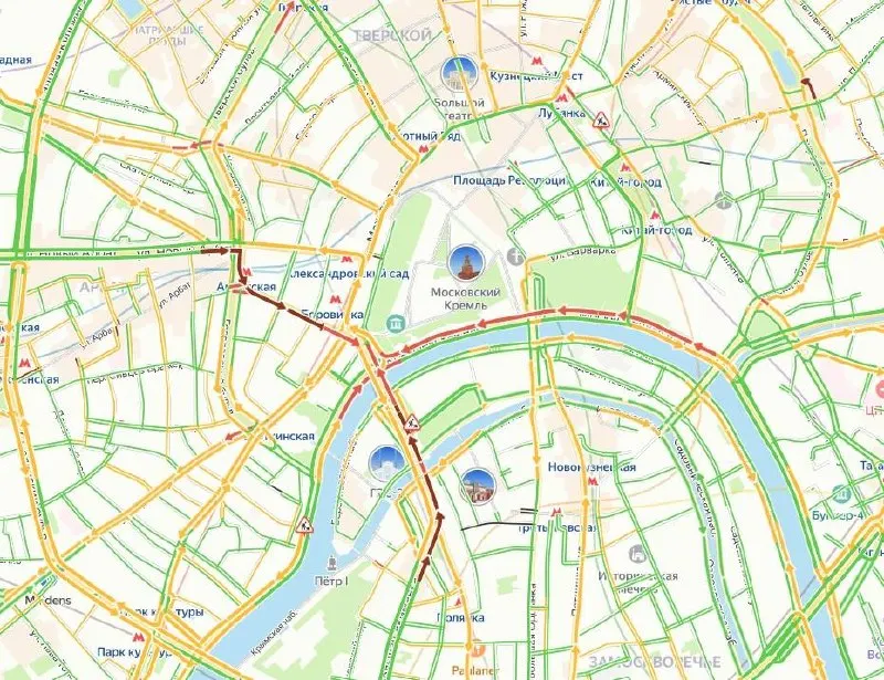 В центре Москвы возникают перекрытия дорог и затяжные пробки на основных магистралях; водители сообщают о задержках до получаса.