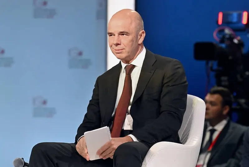 Глава Минфина заявил, что бюджет обеспечен ресурсами и обязательства будут выполнены. По данным на начало 2026 года дефицит составил примерно 6,46 трлн рублей (около 2,8% ВВП).