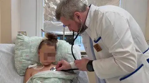 Девочка из Армавира выписана после лечения травм, полученных при атаке БПЛА в Архипо-Осиповке. Реабилитация займет 2–3 месяца и продолжится по месту жительства в Армавире.