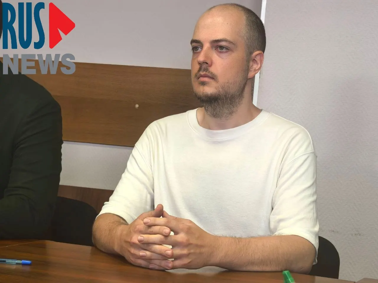 Дело рассматривалось в особом порядке с признанием вины. Издатели продавали книги, запрещённые списком, включая роман «Лето в пионерском галстуке»; суд вынес 4 года условно. Ранее двое сотрудников получили аналогичные сроки; дела касаются вопросов экстремистской деятельности и контроля закупок.
