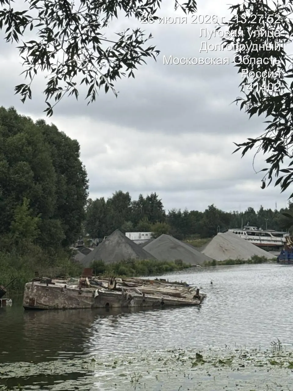 Независимая экспертиза выявила 500-кратное превышение нефтепродуктов в воде Клязьминского водохранилища на фоне строительства цементного завода; жители требуют действий властей.