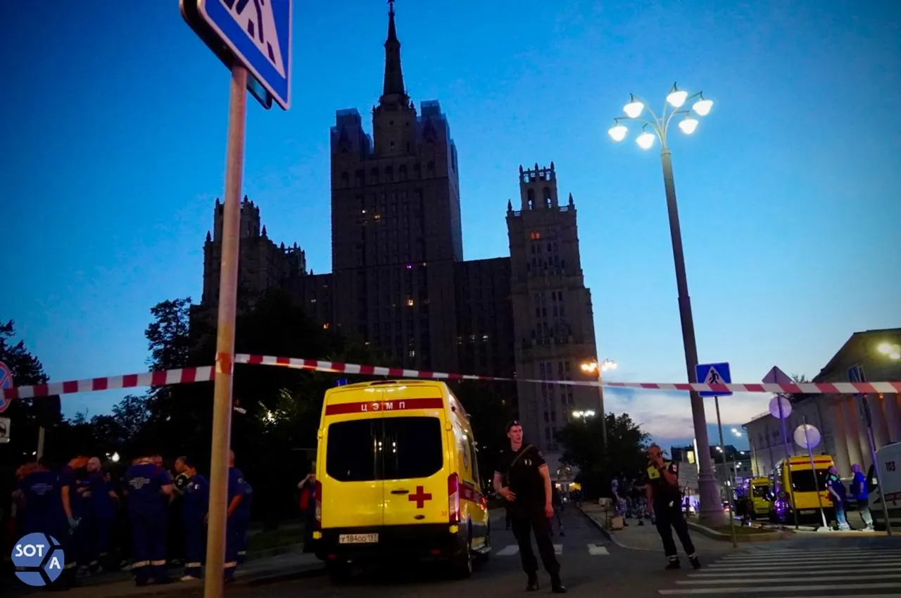 После взрыва у ресторана Balzi Rossi на Кудринской площади сотрудники ФСБ перекрыли подходы к высотке. На месте работают ОМОН, полиция и бригады скорой помощи; причины происшествия пока не названы.