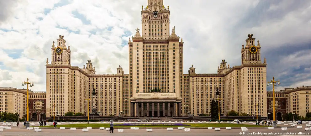 Изменения в правилах приема 2026 года снижают долю бюджетных мест; часть мест выделяют для участников СВО и олимпиадников; для желающих — обучение за границей как перспективная альтернатива.