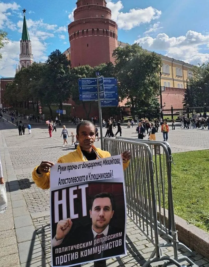 В Москве представители КПРФ устроили пикеты у Кремля и администрации президента в поддержку кандидатов, снятых с выборов, и призвали вернуть их на дистанцию голосования.