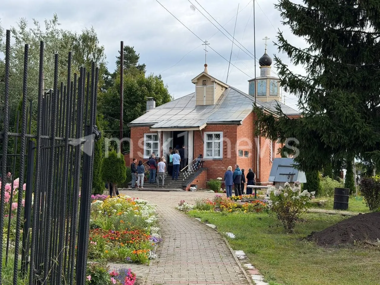 У Никитского храма в Подмосковье собрались близкие и одноклассники погибшего; школьники переживают утрату и поддерживают друг друга.