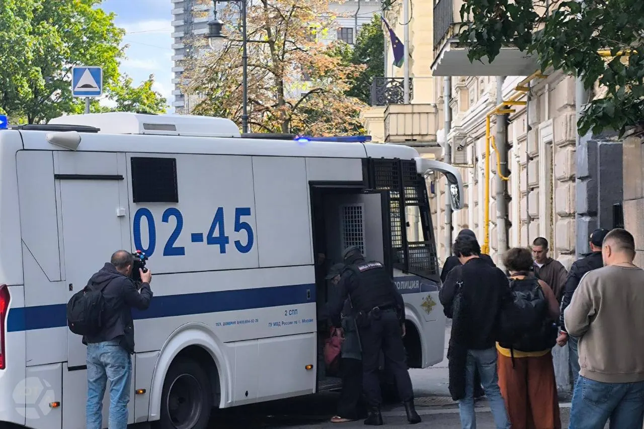 После заседания Верховного суда задержанные были освобождены без составления протоколов; зафиксирован как минимум один особый случай, когда протокол был выписан; задержанные доставлялись в столичные отделы полиции по району