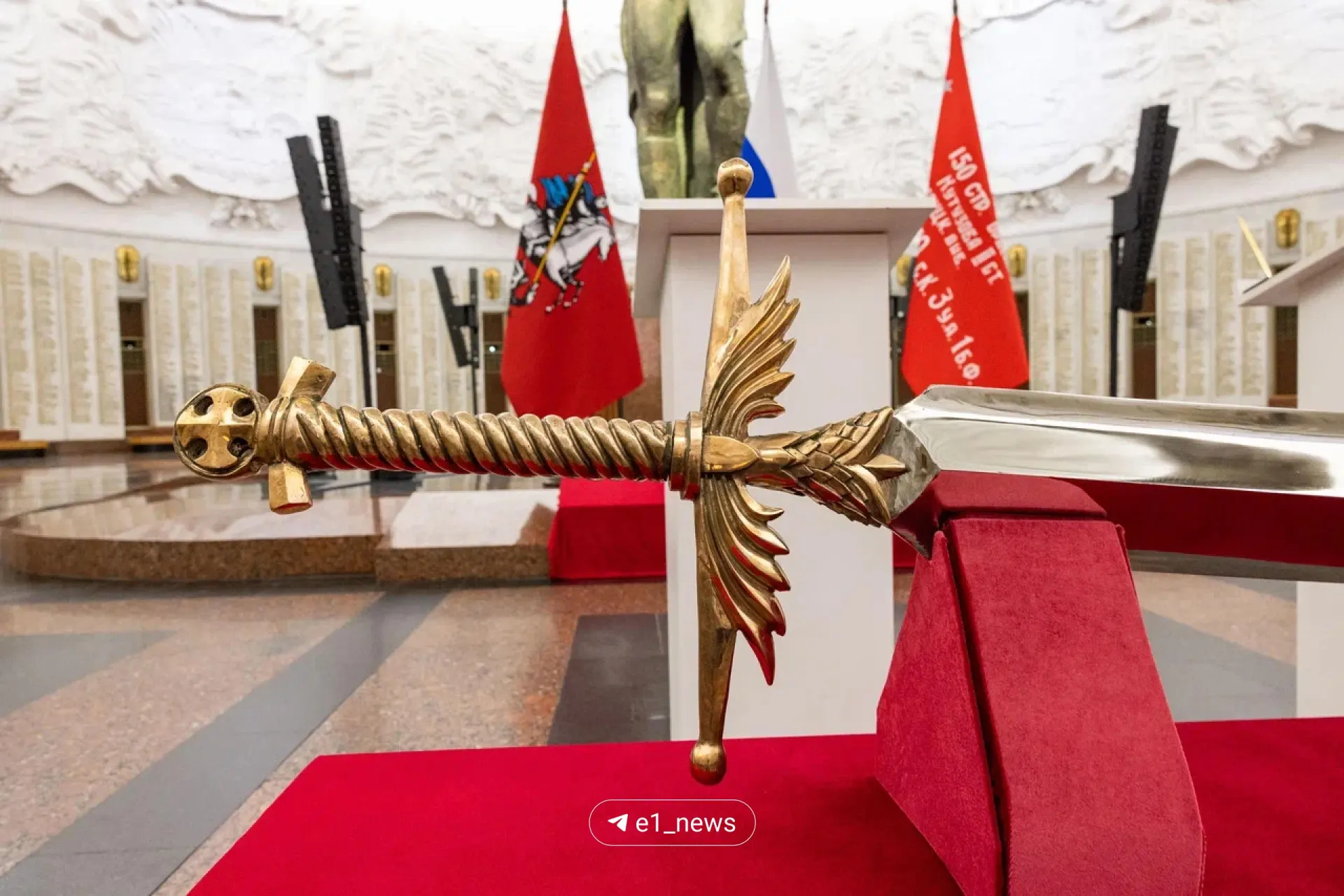 Уральские мастера представили церемониальный меч, созданный известным кузнецом Александром Лысяковым; история оружия привлекла внимание музея и высоких гостей.