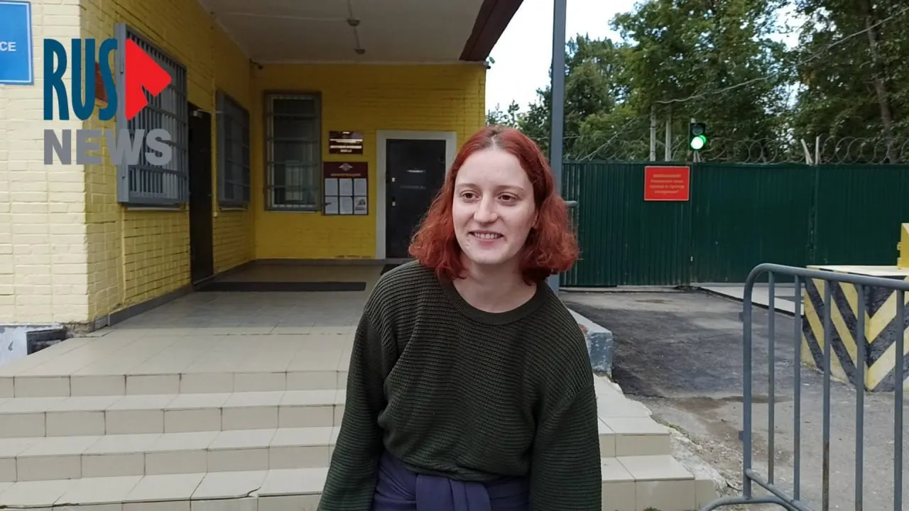 Дарья Бунькова, участница Яблока, освободилась из спецприёмника после ареста, связанного с акцией перед заседанием Верховного суда. Она рассказала о давлении со стороны силовиков и о задержании мужа, а также о последствиях дела.