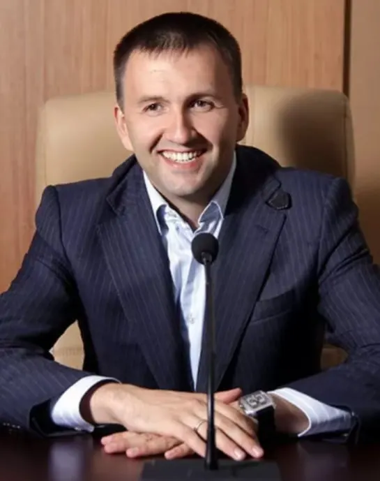 Следствие обвиняет экс-главу РСМ в растрате средств, выделенных на проект по созданию корпуса общественных наблюдателей в Москве и Московской области. Контракт с Рособрнадзором завершился в 2023 году; обвинение переквалифицировано на мошенничество. Ему грозит до десяти лет лишения свободы.