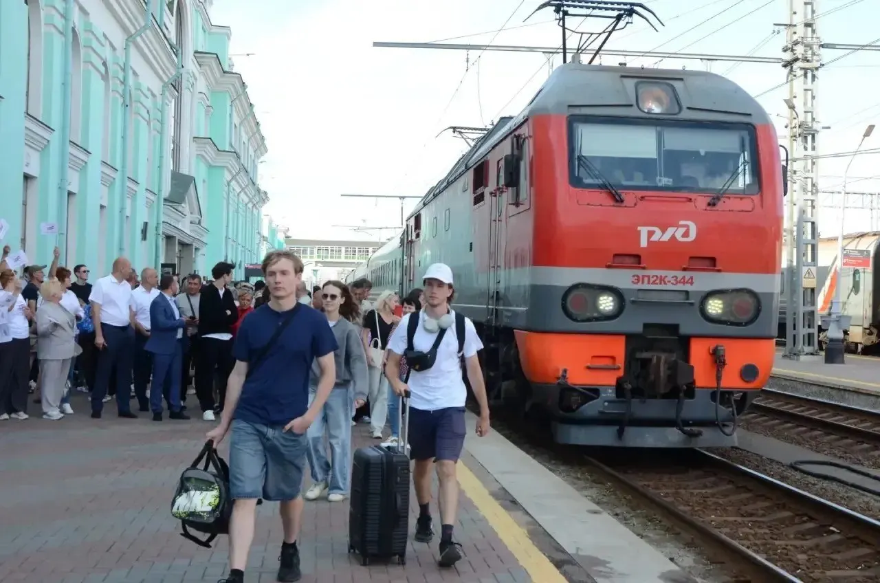 Поезд Владивосток — Москва, оформленный к выборам депутатов Госдумы, сделал остановку в Омске и продолжает тур по регионам страны.