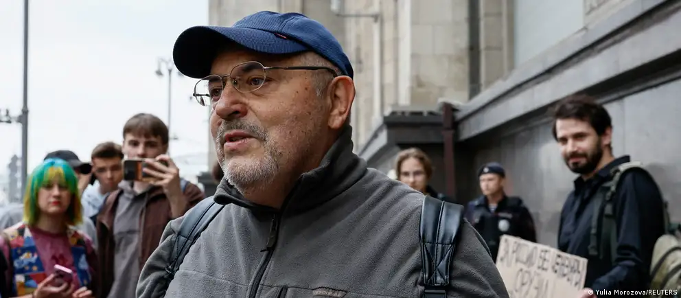 Суд Москвы вынес штраф за публикацию интервью в середине июля; дело касается деятельности, признанной нежелательной на территории страны.