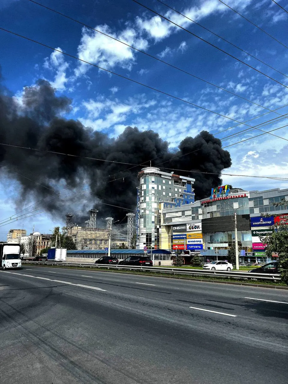 В столице зафиксированы перебои в энергоснабжении, а в Чувашии произошли пожары на энергообъектах. Официальные лица пока не подтверждают версию диверсии.