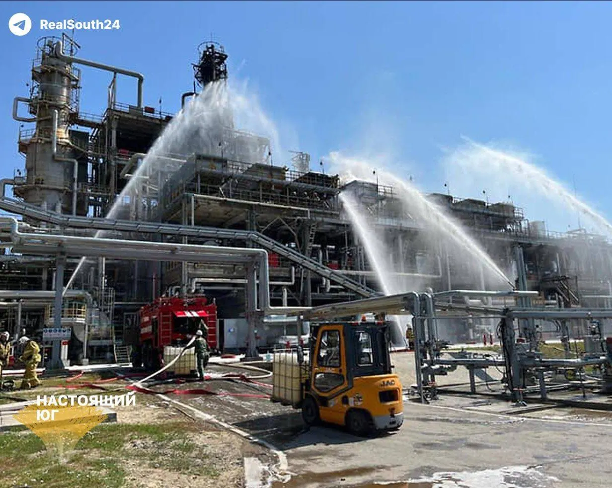 Август стал тяжёлым месяцем для нефтепереработки: серия атак на заводы привела к снижению выпуска бензина и перебоям на рынке.