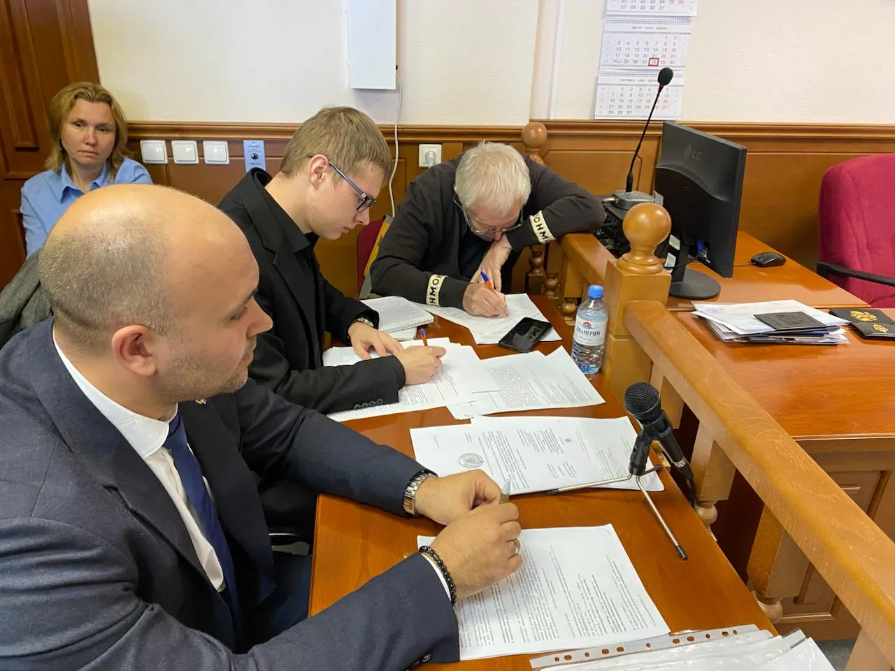 Свердловский областной суд слушает иск ЛДПР об отмене регистрации списка кандидатов партии «Яблоко» на предстоящих выборах в Законодательное собрание; спор касается подачи документов и возможности переноса дела.