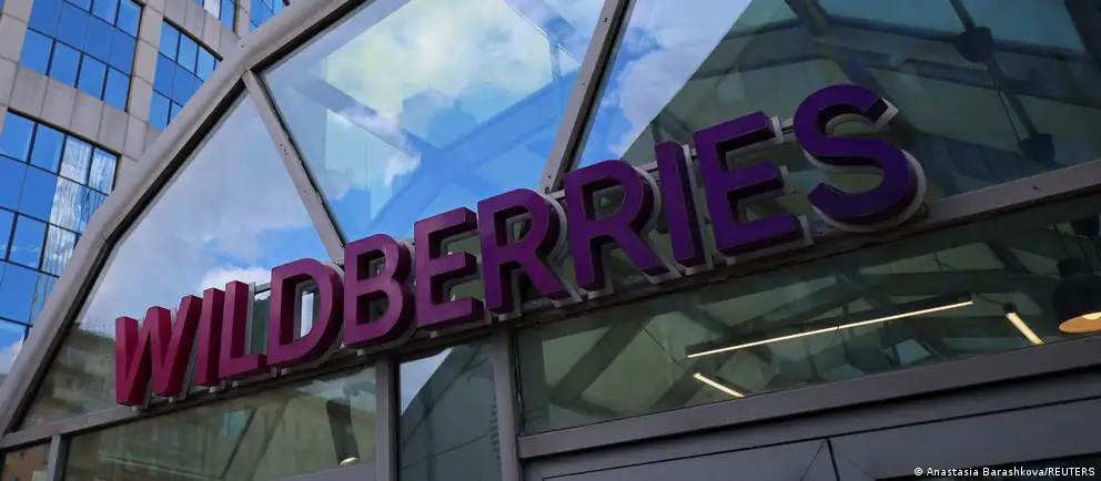 Серия атак на склады Wildberries в России привела к крупным потерям продавцов, задержкам выплат и оживлению дискуссий о поддержке государства. Вводятся новые условия сотрудничества и форс-мажор, но многие продавцы считают компенсации недостаточными.