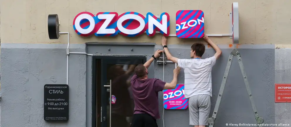 Оzon сообщил об исчезновении ряда Android‑приложений из Google Play на фоне санкций Евросоюза; ситуация демонстрирует волны массовых удалений сервисов.