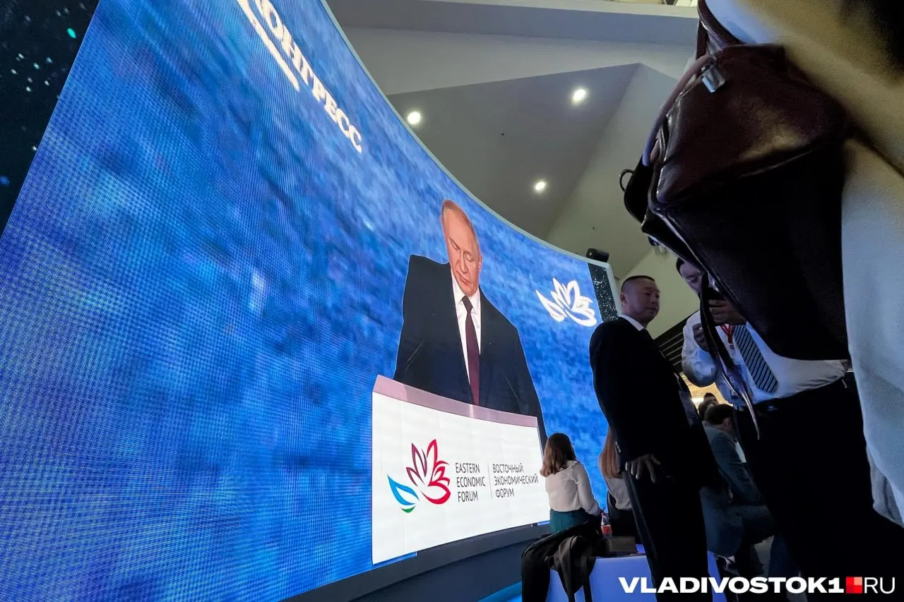 Президент России примет участие в пленарном заседании форума и обсудит развитие Дальнего Востока во встречах с губернатором Приморского края и мировыми лидерами.