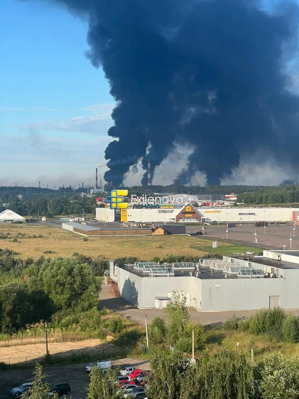В Ярославской и Курской областях зафиксированы атаки беспилотников и последствия, есть пострадавшие и погибшие; в Москве прошли похороны военного; обсуждаются обмен разведданными и свежие геополитические сюжеты.