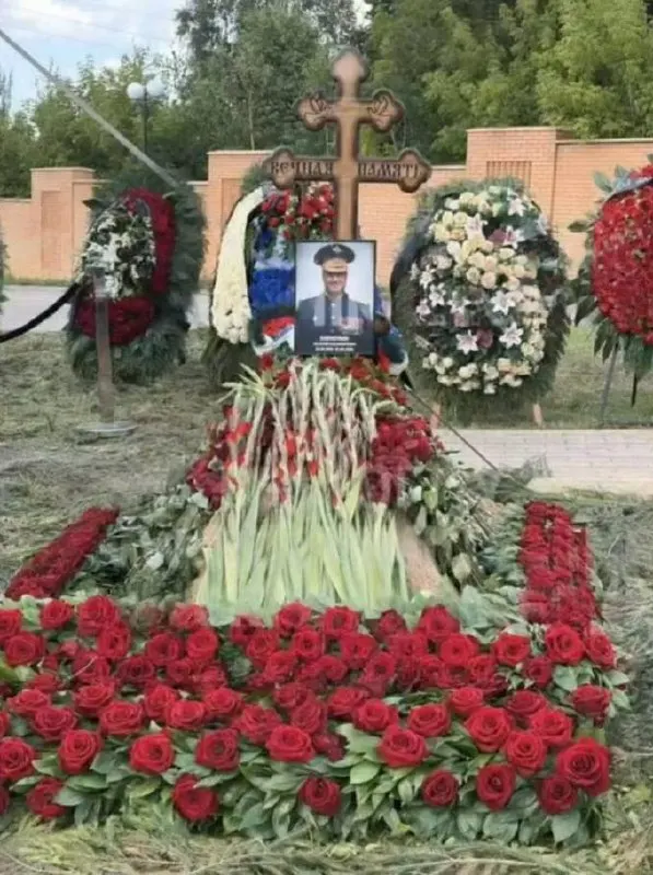 Во взрыве в московском ресторане Balzi Rossi погибли несколько человек, в том числе генерал-майор Валерий Плохотнюк. Похороны прошли на Троекуровском кладбище.