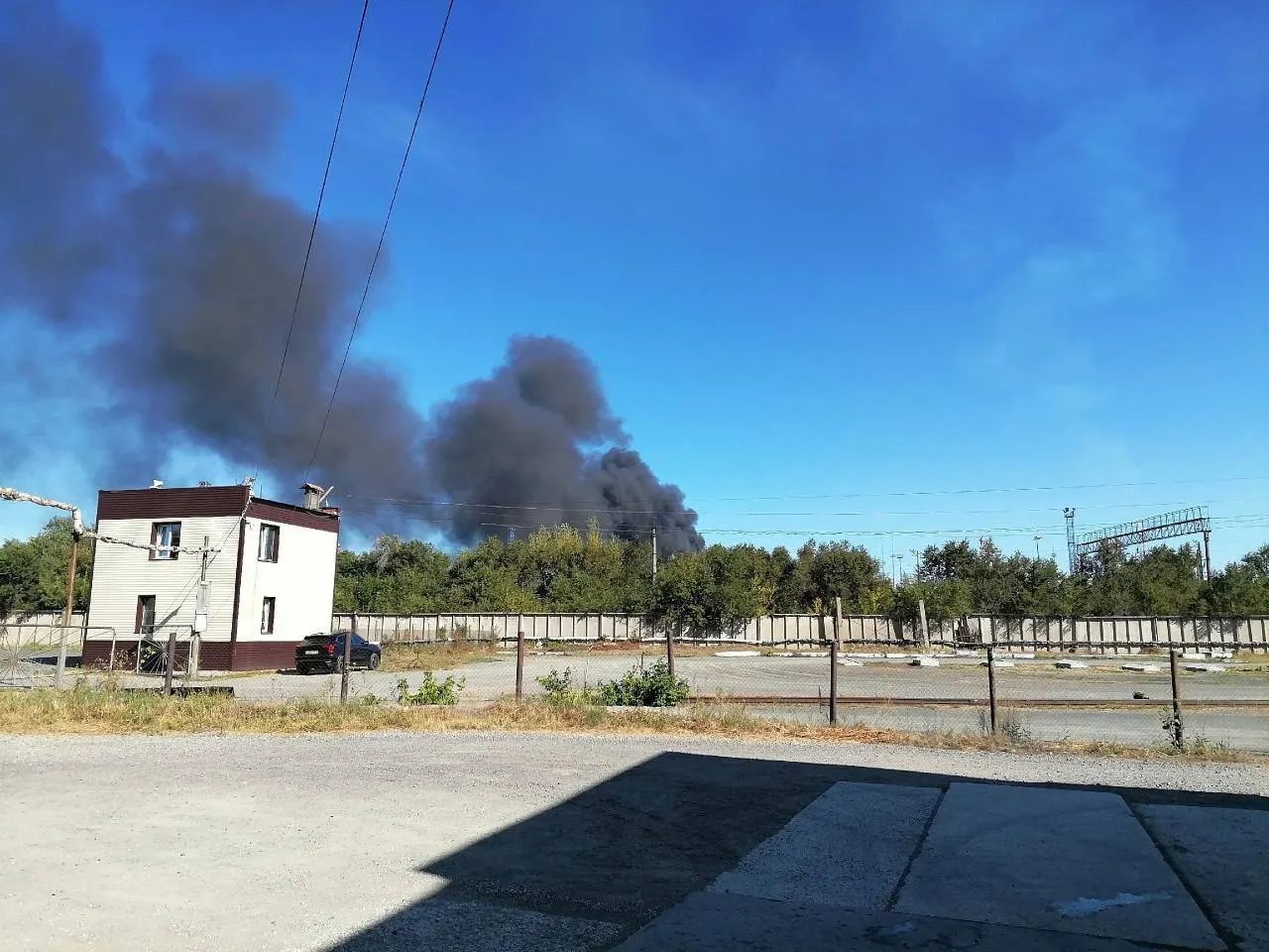 В регионе действует режим беспилотной опасности; власти предупреждают о перебоях связи и призывают укрываться.