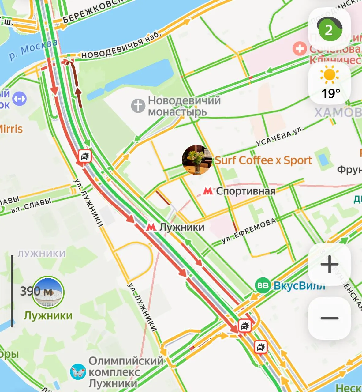 На Лужнецкой эстакаде произошло ДТП, образовалась пробка длиной около километра. Движение в направлении Гагаринского тоннеля ограничено двумя полосами из четырех.