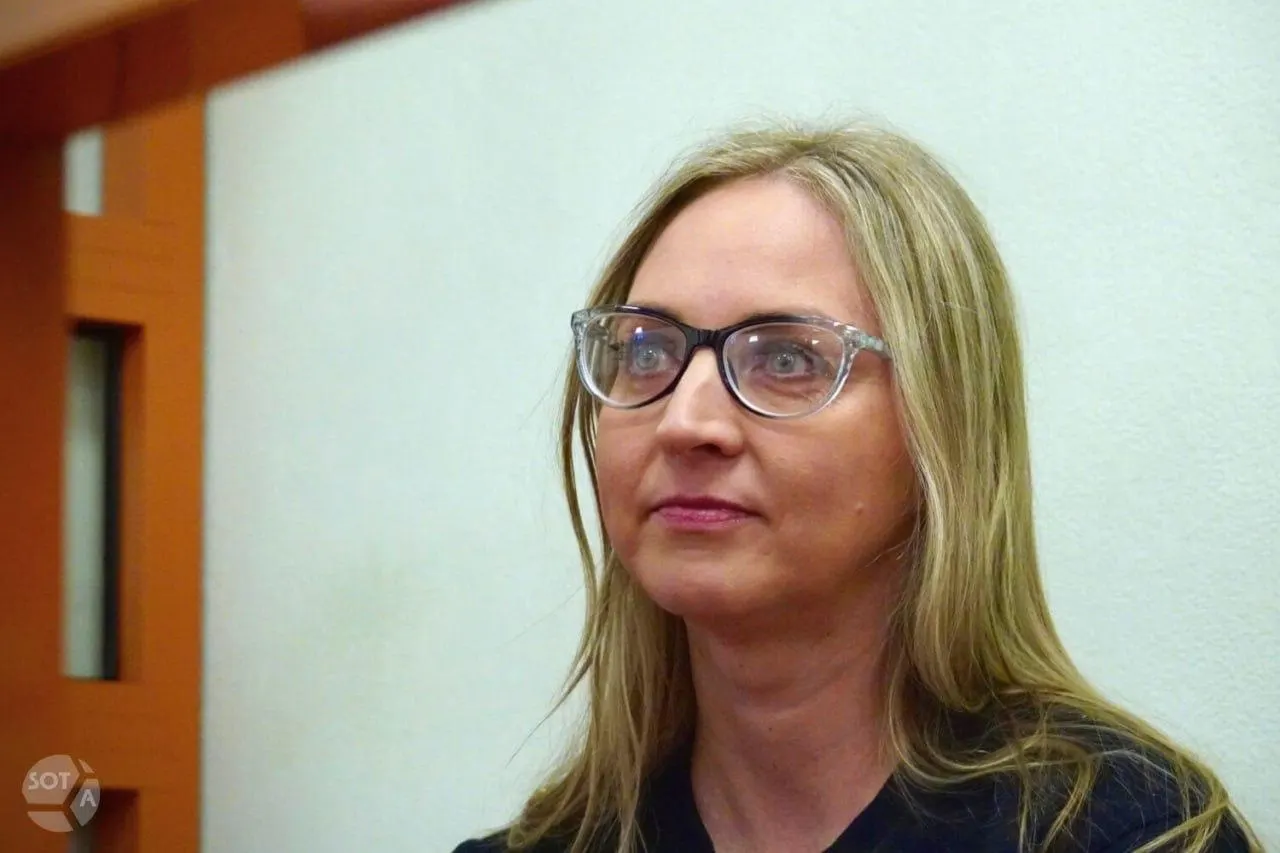 Политзаключённую Евгению Конфоркину перевезли из столичного СИЗО; в тот же день скончался её отец. Близкие собирают средства на похороны и штраф по делу.