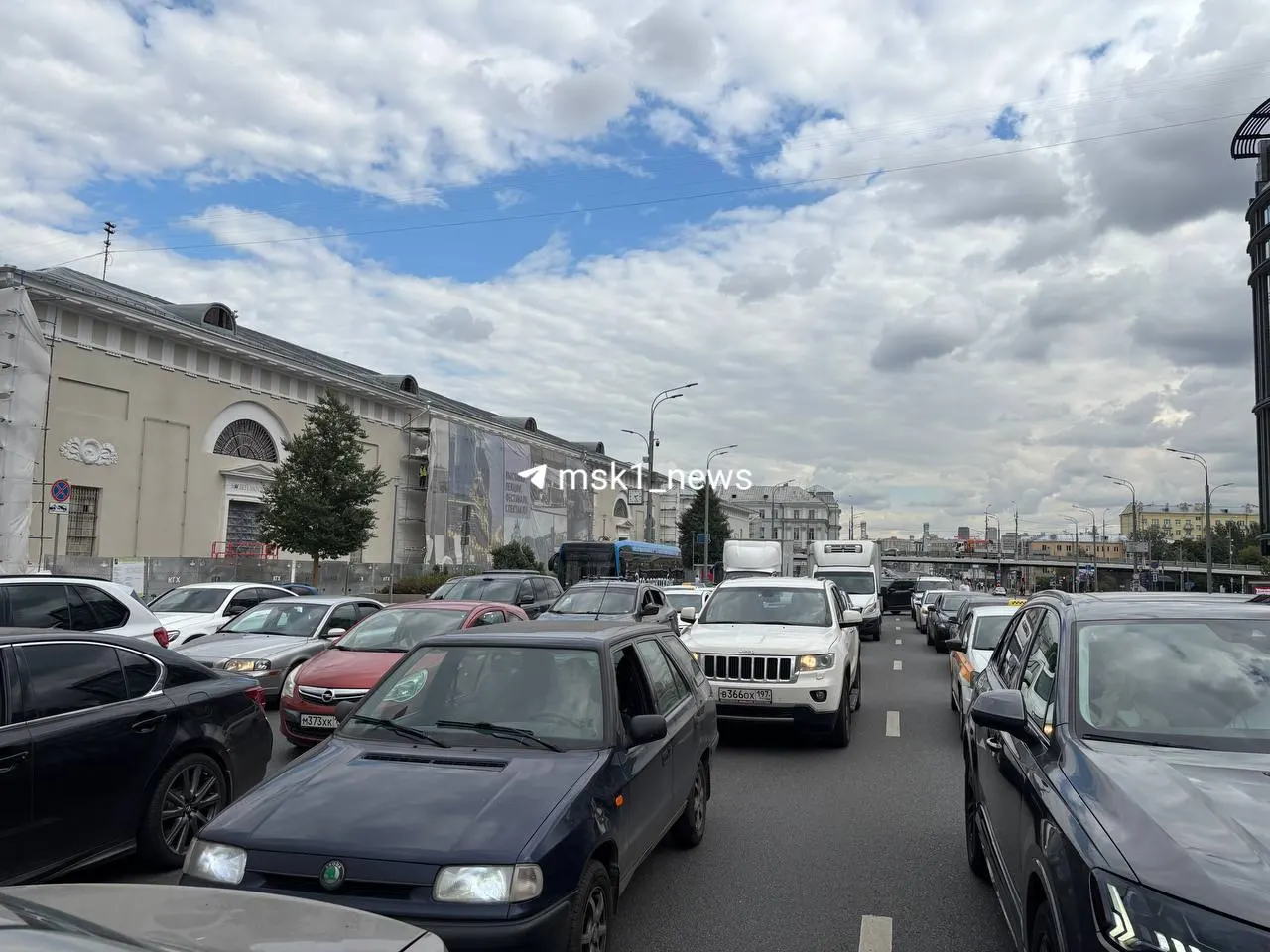 Движение затруднено на нескольких участках в центре столицы: на Новоарбатском мосту и у Зубовского бульвара.