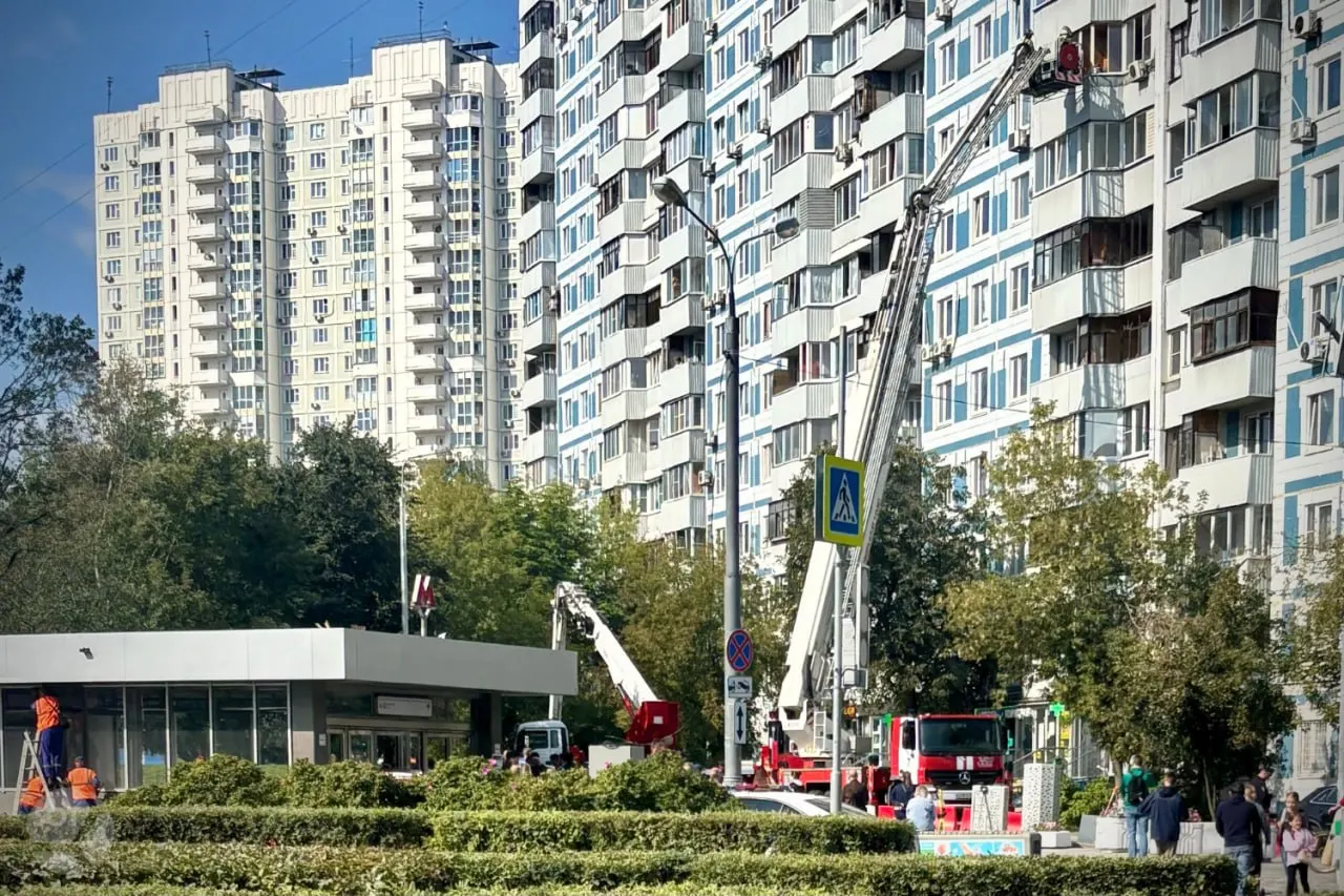 Утром 16 августа у станции Аннино зафиксированы повреждения в вестибюле и рядом с домом после падения двух беспилотников; официальных комментариев ведомств пока нет.