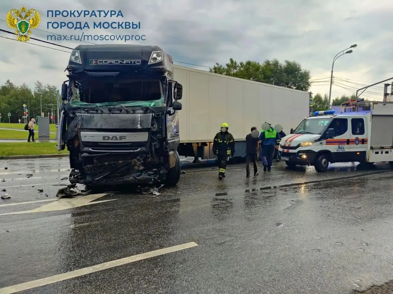 В районе северо-востока Москвы произошла авария с участием автобуса и фуры: погиб пешеход и пострадали пять человек.