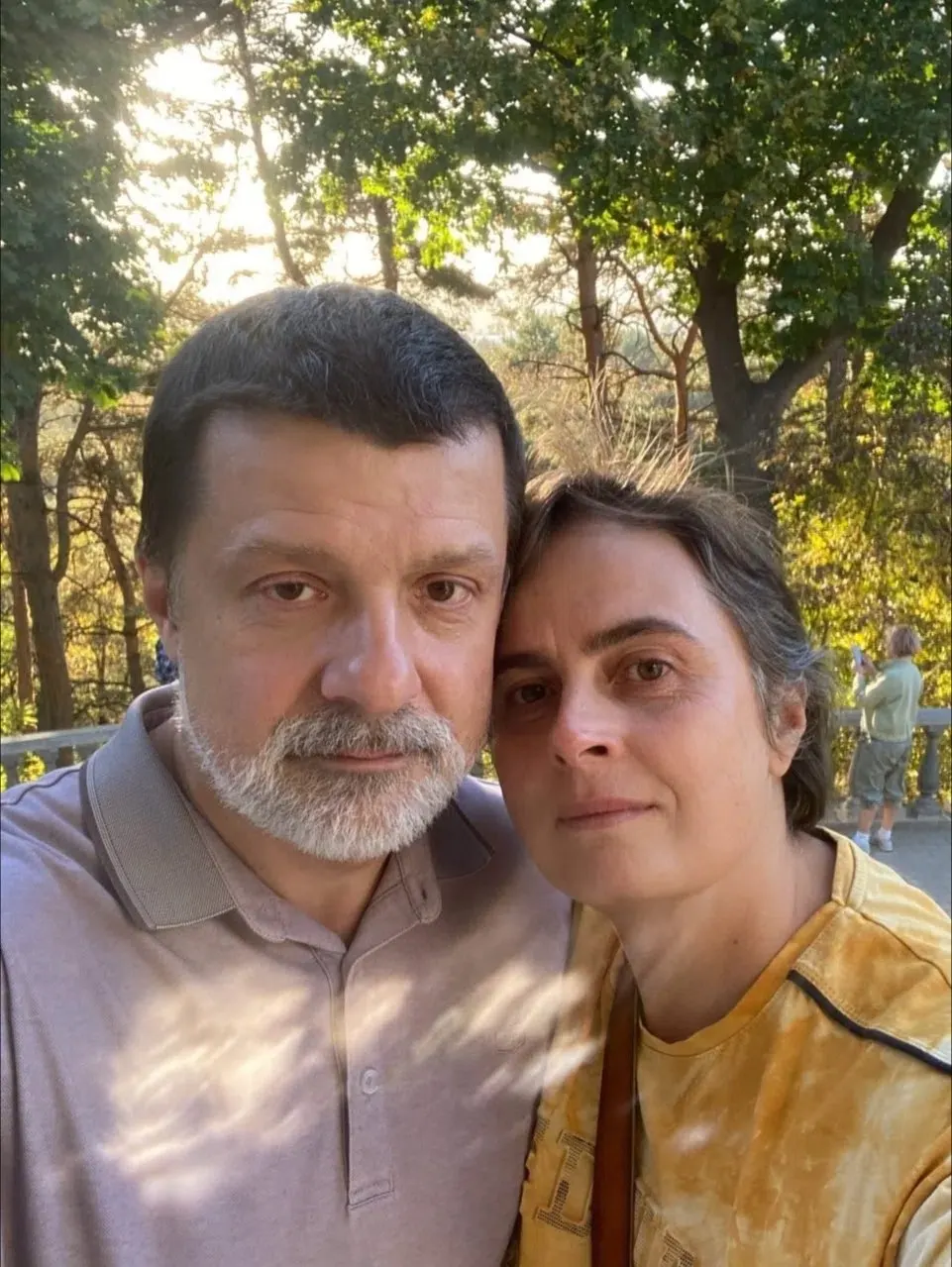 История о переезде из столицы в сельскую глубинку, спасении брака и реакции соседей на новую жизнь.