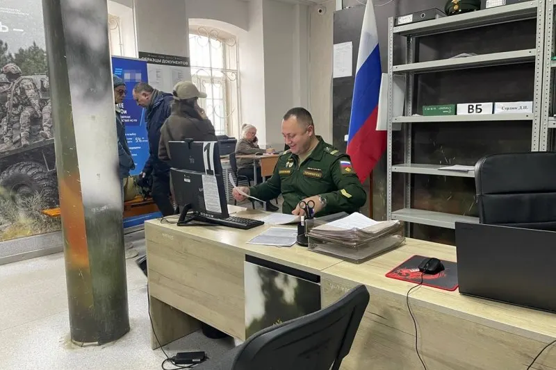 Официальные лица опровергают слухи о мобилизации; эксперты предупреждают о психологическом давлении.