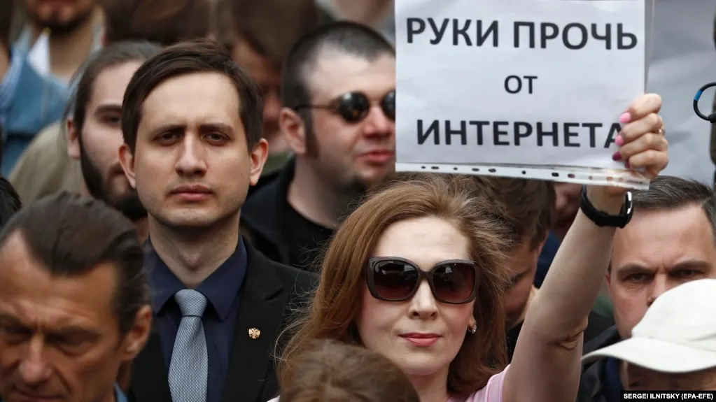 Госрегулятор усилил блокировку VPN в России, ограничив доступ к IP‑адресам более двадцати популярных хостингов. Пользователи сталкиваются с техническими сбоями, эксперты предупреждают о возможных повторных атаках.