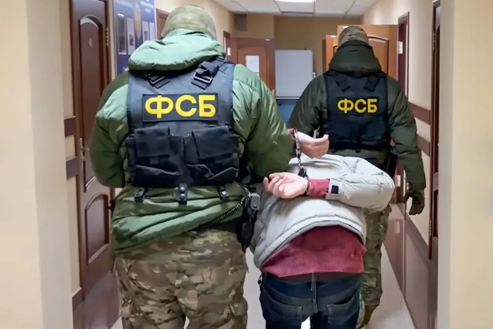 По данным источников, Второй службе ФСБ предоставлены почти неограниченные полномочия на расследования, что вызывает тревогу в элите на фоне конфликта с Украиной.