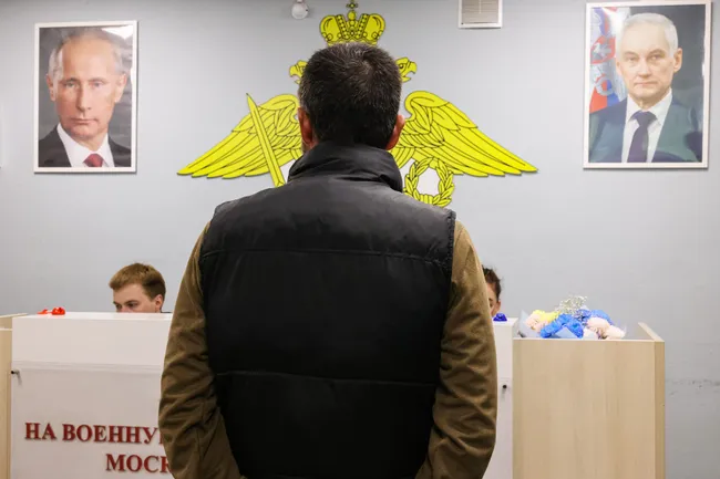 В регионе обсуждают перспективы вербовки контрактников на фоне слухов о мобилизации и сложной ситуацией в войне, оценивая экономические и социальные последствия.
