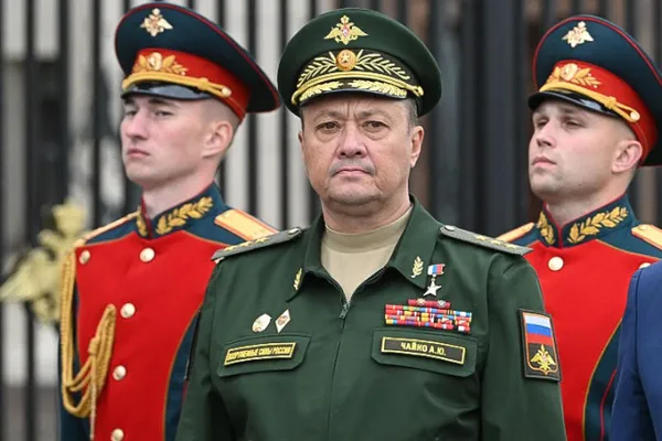 Процедура прощания прошла под усиленной охраной: на кладбище дежурили сотрудники силовых структур, въезжающие машины проверяли, а посетители проходили через рамки безопасности; обсуждается возможная связь погибшего с главнокомандующим ВКС.