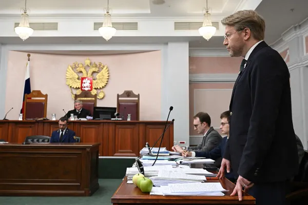 Расследование раскрывает состояние депутата и окружения, включая активы около 300 миллионов рублей, крупную недвижимость и связь с партийной кампанией.