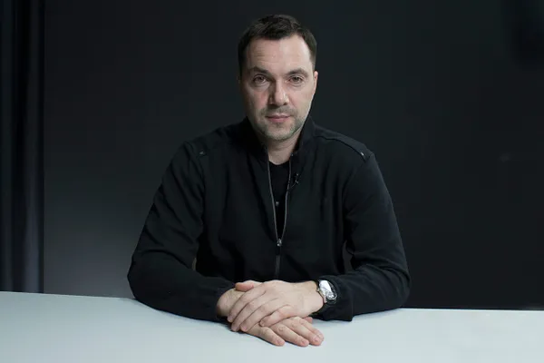 Суд вынес заочное наказание бывшему советнику президента Украины за распространение фейков о российской армии и призывы к терроризму.
