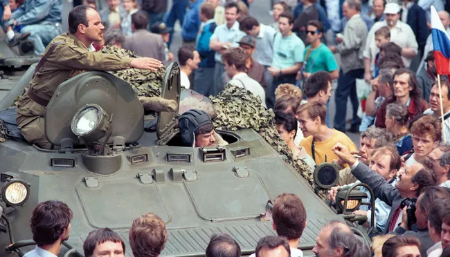 Разбор событий 19–21 августа 1991 года: роль ГКЧП, Горбачёва и Ельцина, штурм Белого дома и последствия для страны.