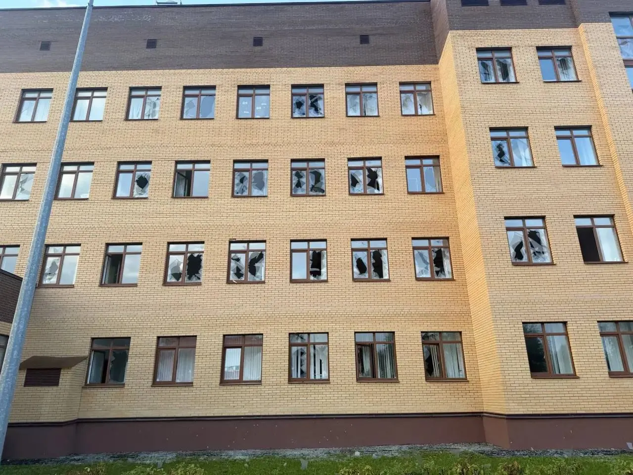 Беспилотники атаковали поликлинику в Павловском Посаде и повредили рядом расположенный магазин «Магнит»; власти оценивают последствия.