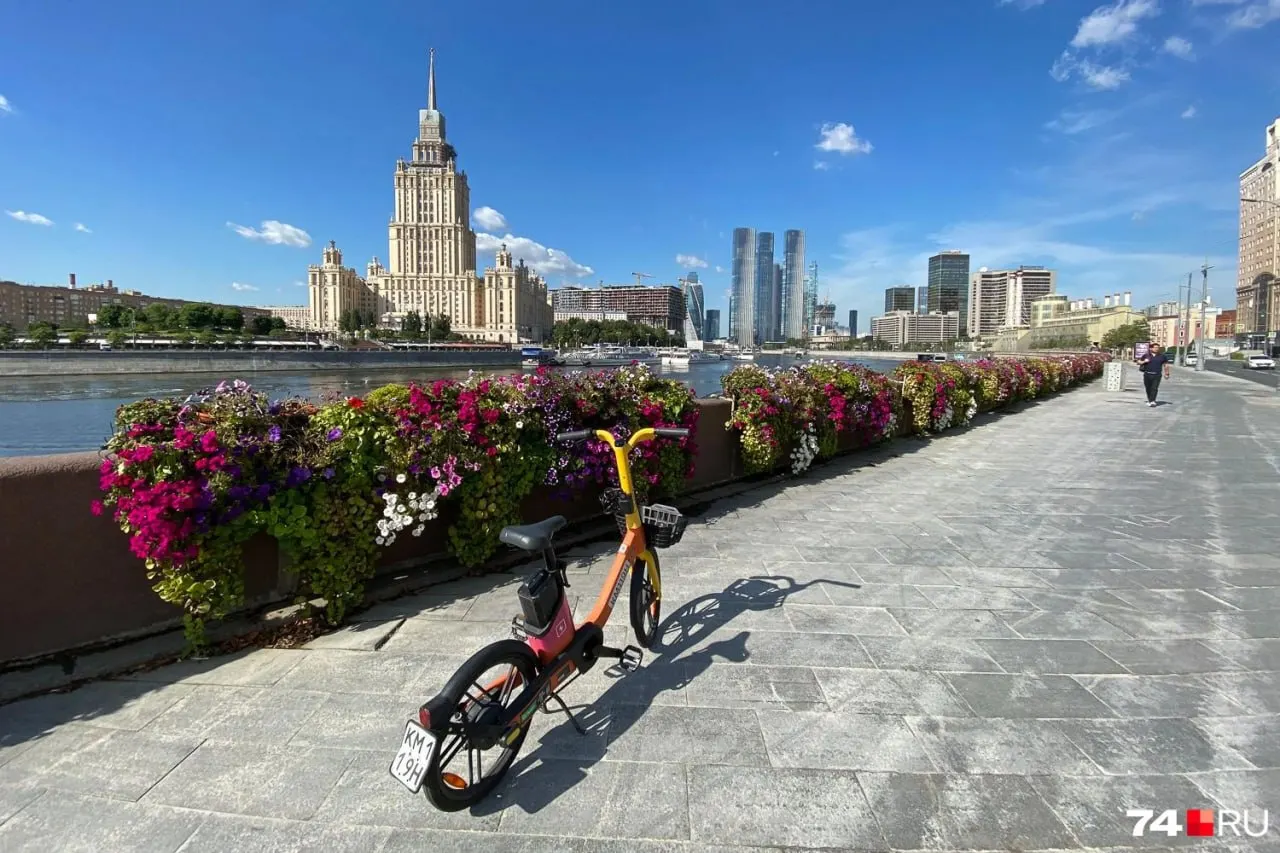 Фоторепортаж о Москве: чистые улицы, грандиозные здания и ритм повседневной столицы без излишнего пафоса.