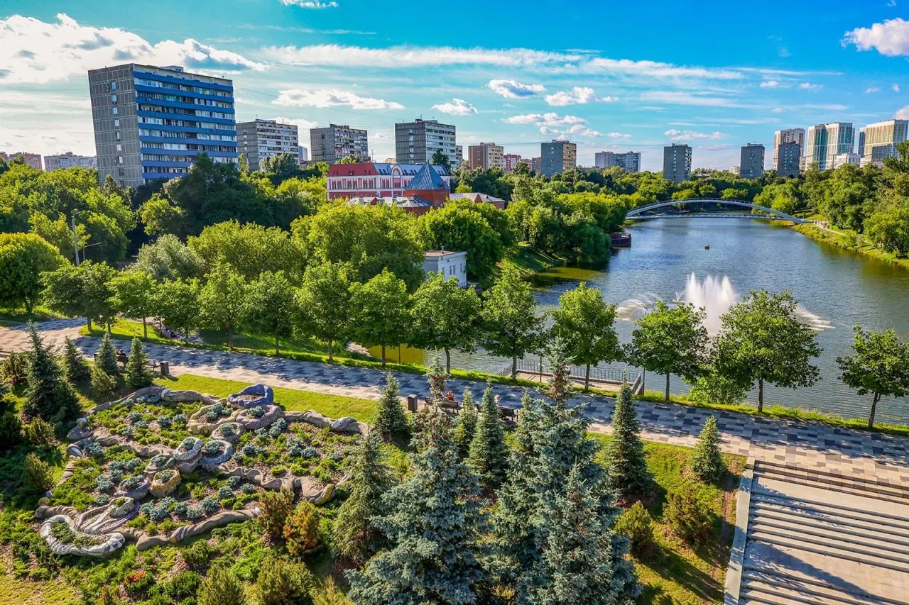 Столица продолжает озеленение: запланирована высадка 10 тысяч деревьев, обновляются набережные и городские магистрали; прошлый год запомнился крупномерами.