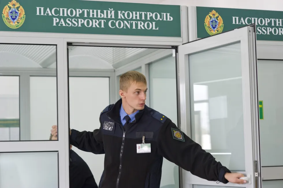 Свидетельства людей, возвращающихся в Россию и выезжающих за рубеж, отражают разнообразие ситуаций на КПП: от спокойного пропуска до длительных досмотров, допросов и проверки телефонов.