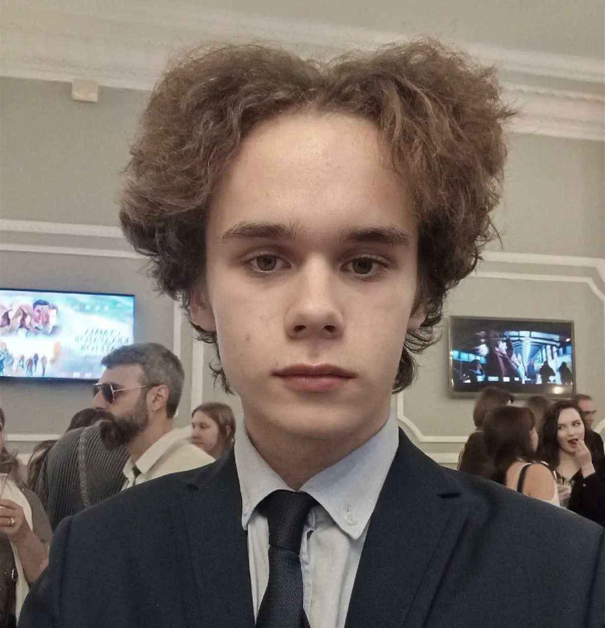 17-летний Савва Востриков из Москвы обвиняется в организации террористического сообщества по переписке в соцсетях за три года до настоящего момента; семья настаивает, что подросток не совершал террористических действий, дело может повлечь до 10 лет лишения свободы.