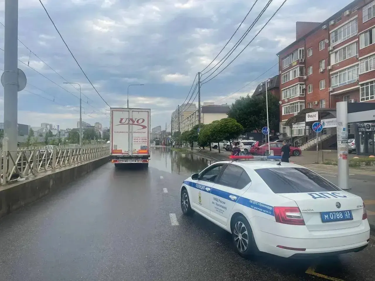 Из-за затопления в столице полицейские направлены на участки, чтобы регулировать движение, следить за безопасностью пешеходов и помогать водителям обходить затопленные участки.