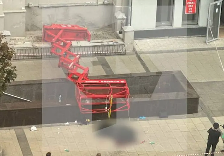 На Большой Садовой улице в Москве произошло падение с подъемника: погиб мужчина 35 лет, женщина 27 лет госпитализирована в тяжёлом состоянии.