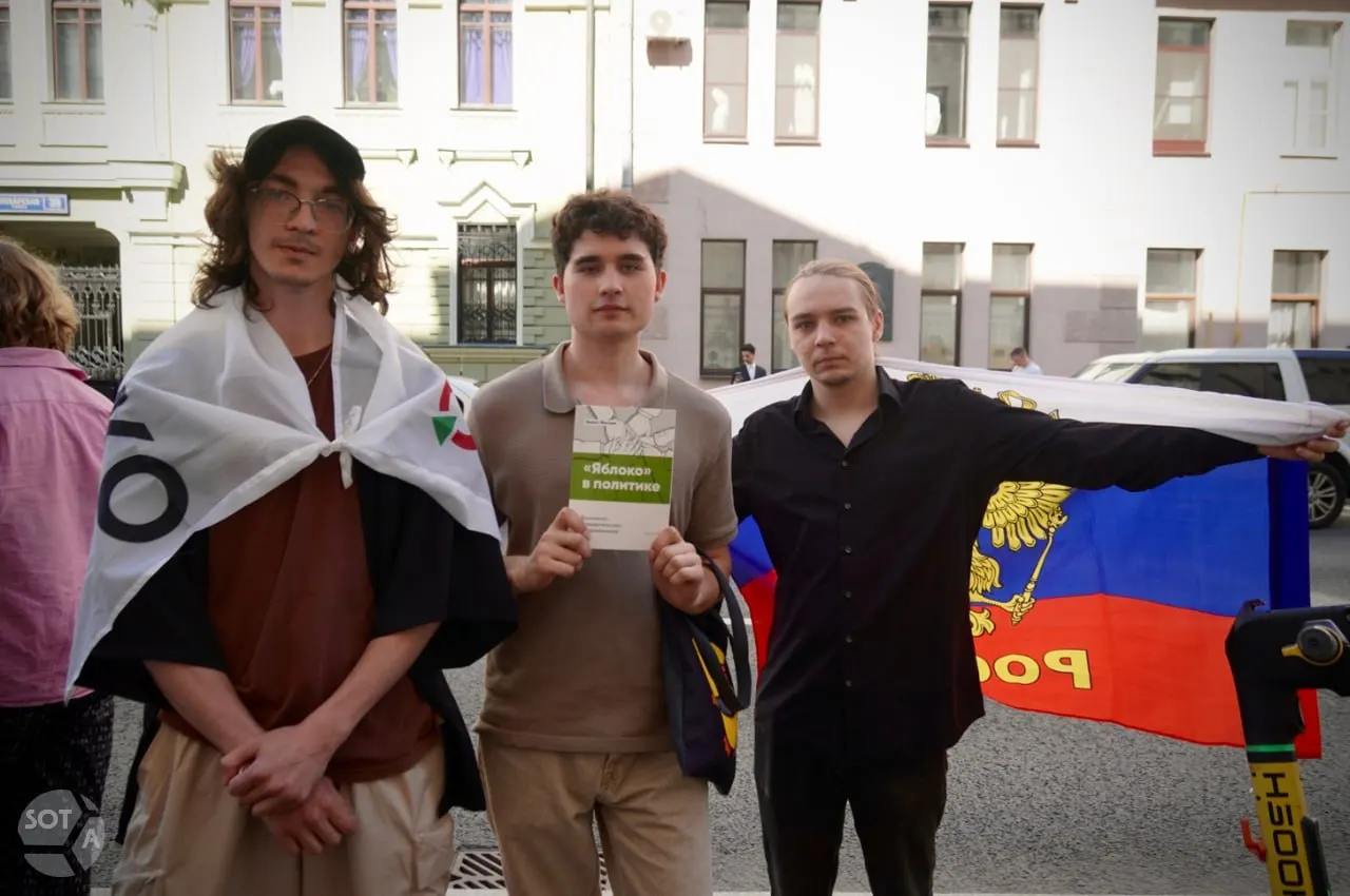 Сотни сторонников остаются возле входа в суд на Поварской улице во время слушания по делу о снятии партии с выборов; процесс идёт после перерыва.
